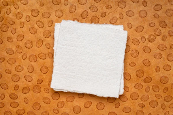 Klein Vierkant Velletje Blanco Wit Khadi Papier Tegen Oranje Papier — Stockfoto