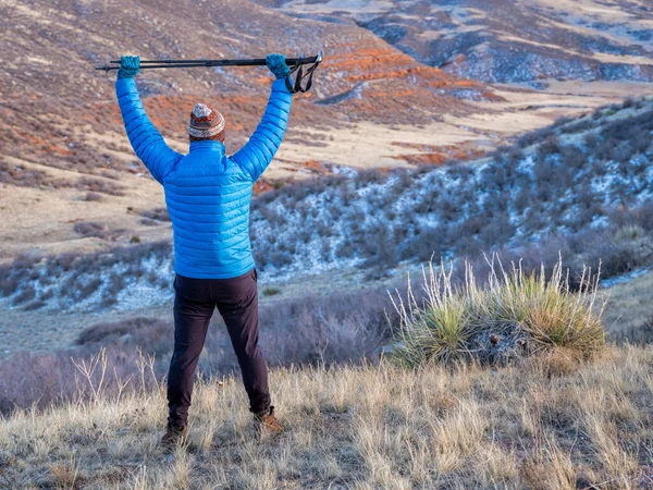 Senior Rüde Wandert Mit Trekkingstöcken Den Ausläufern Der Rocky Mountains Stockfoto