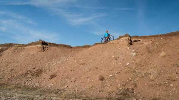 男性サイクリストはコロラド草原の崖の端に砂利の自転車に乗っています Soapstone Prairie Natural Area — ストック写真