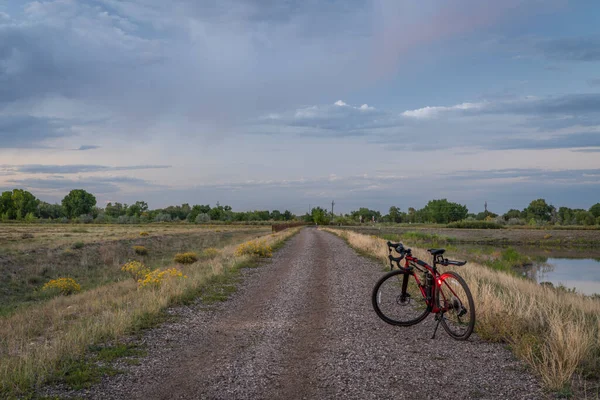 Kavicsos Kerékpár Fejjel Hátsó Lámpákkal Egy Földúton Colorado Vidéken — Stock Fotó