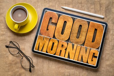 Günaydın sözcük soyut - vintage Tipo ağaç türü baskı bloklar dijital tablet ile bir fincan kahve metinde