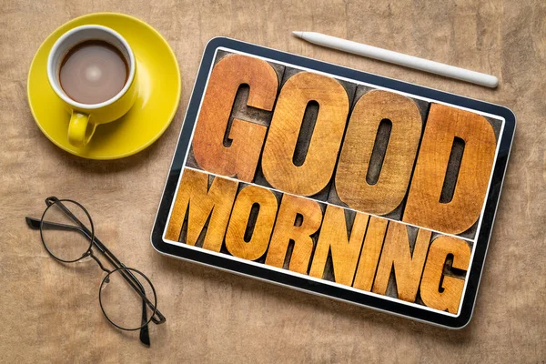 Günaydın sözcük soyut - vintage Tipo ağaç türü baskı bloklar dijital tablet ile bir fincan kahve metinde