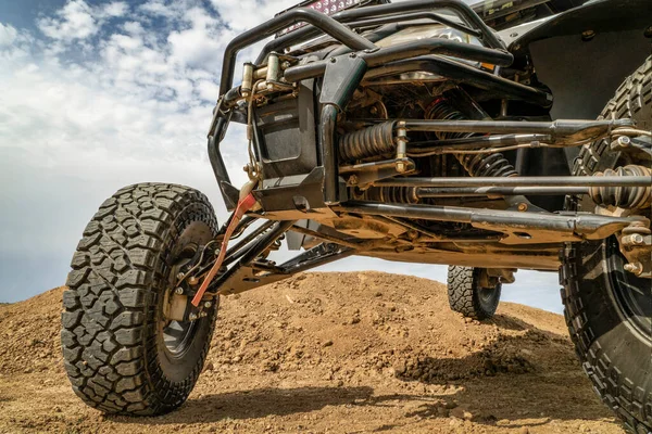 Frente Todo Veículo Terreno Atv Com Guincho Deserto — Fotografia de Stock