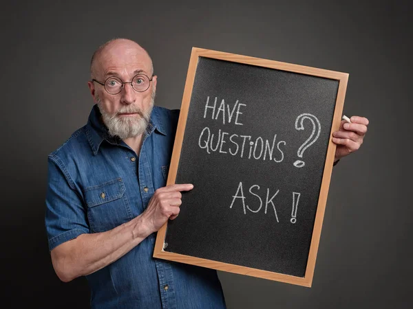 Tiene Preguntas Pregunta Hombre Mayor Profesor Mentor Presentador Con Letrero Imagen de stock