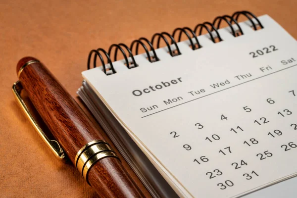 Жовтень 2022 Крупним Планом Невеликий Настільний Календар Ручкою Часом Бізнес — стокове фото