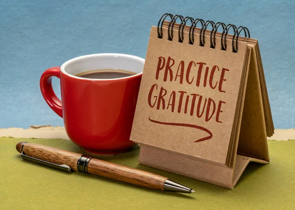 Practice Gratitude Inspirational Note Handwriting Small Desktop Calendar Notebook — Stock Photo, Image