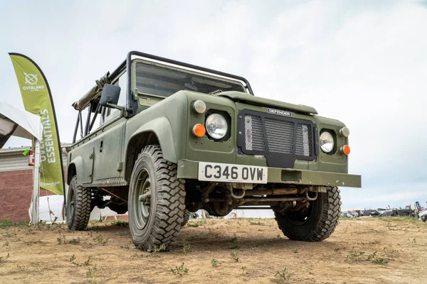 Loveland Usa Sierpnia 2022 Niski Widok Przodu Klasycznego Land Rover — Zdjęcie stockowe