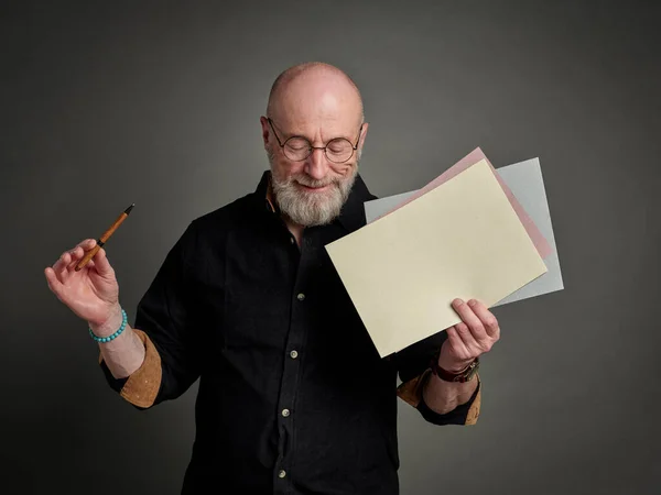 Retrato Homem Idoso Professor Mentor Apresentador Com Folhas Branco Papel — Fotografia de Stock