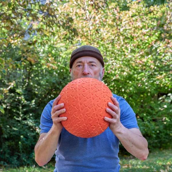 Старший Мужчина Около Лет Упражняется Тяжелым Шлемом Медицинским Мячом Заднем Стоковое Фото