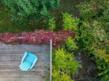 Boş bir Adirondack sandalyesi ahşap arka bahçe güvertesi ya da veranda, Colorado 'da sonbahar manzarası.