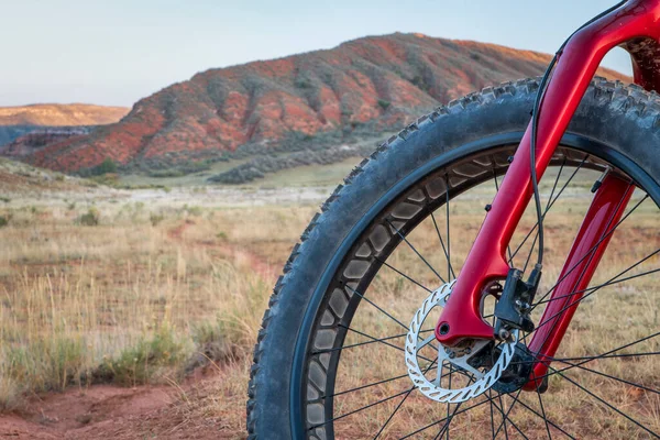 Voorwiel Van Een Vette Mountainbike Met Een Hydraulische Schijfrem Aan — Stockfoto