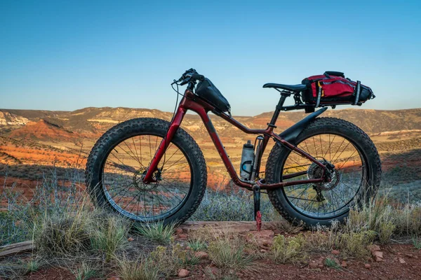 Толстый Горный Велосипед Рамой Багажником Время Велосипедной Поездки Подножия Колорадо Стоковое Изображение