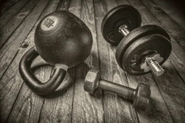 Heavy Iron Kettlebell Dumbbells Rusztikus Háttér Fitness Koncepció Lágy Fókusz — Stock Fotó