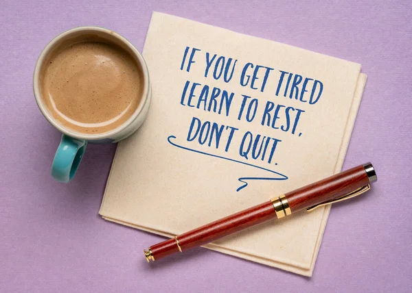 如果你累了 要学会休息 不要放弃 在餐巾上写上鼓舞人心的字 并配上一杯咖啡 健康的生活方式和自我照顾的理念 — 图库照片
