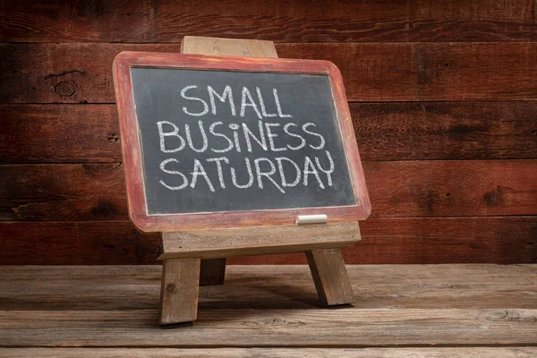 Small Business Saturday Sign Bílá Křída Rukopis Tabuli Proti Rustikální — Stock fotografie