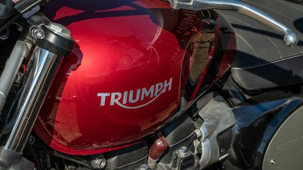 Loveland Agosto 2022 Detalle Motocicleta Británica Triumph Con Logotipo Tanque Imagen de archivo