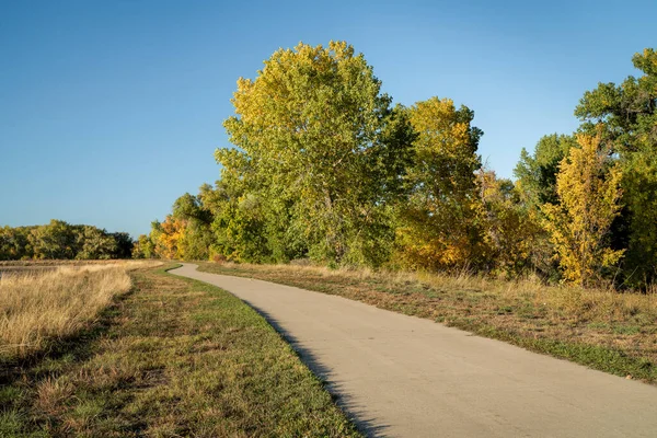科罗拉多州北部柯林斯堡地区的普德雷河边铺设的自行车道 秋天的风景 娱乐和通勤的概念 图库照片