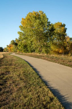 Fort Collins bölgesindeki Poudre Nehri boyunca asfalt bisiklet yolu, sonbahar manzarası, dinlenme ve gidiş-dönüş konsepti
