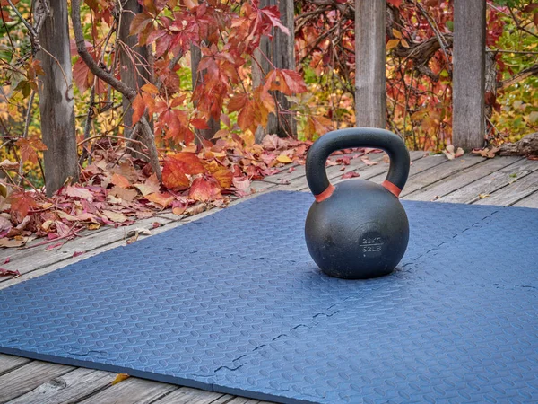 Pesadas Pesas Hierro Kettlebell Una Alfombra Ejercicio Patio Trasero Paisaje Imagen de archivo