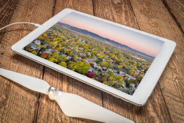 Fort Collins üzerinde Ekim şafağı ve kuzey Colorado 'daki Rocky Dağları eteklerinde dijital tablet üzerinde hava manzarası incelemesi