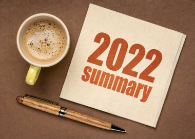 Yıl sonu iş konsepti olan bir peçeteyle 2022 yılı kısa metni.