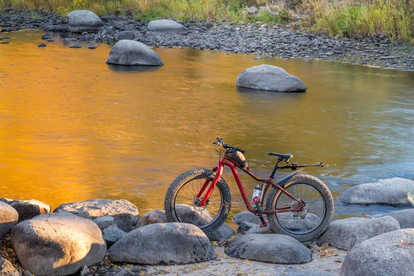 川沿いの太いマウンテンバイク コロラド州フォートコリンズのパウダー川 日没時の秋の景色 — ストック写真