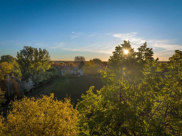 Sole Caldo Che Splende Attraverso Fogliame Degli Alberi Nel Cortile — Foto Stock