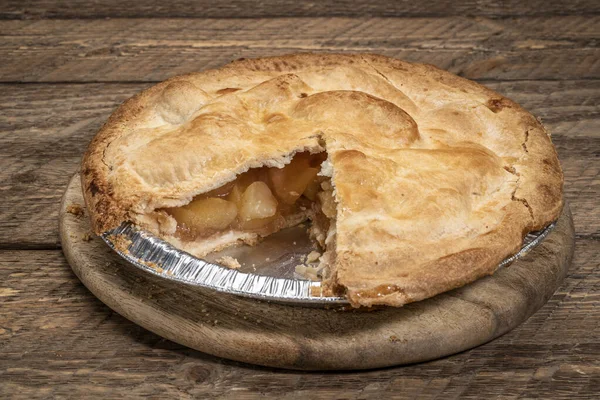 Pastel Manzana Recién Horneado Una Bandeja Aluminio Con Pieza Tomada —  Fotos de Stock