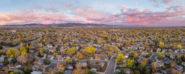 コロラド州北部のフォート コリンズとロッキー山脈の麓の10月の夜明け 空中パノラマ — ストック写真