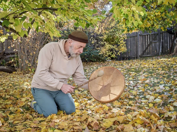 Старший Человек Сидит Сэйдза Позиции Играет Шаманском Барабане Осеннем Пейзаже — стоковое фото
