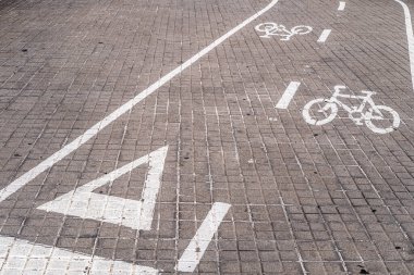 Özel bisiklet şeridinde trafik ışığı