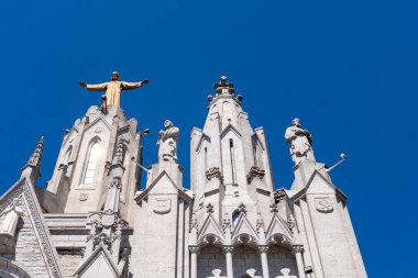 Barcelona 'daki Collserola doğal parkında Tibidabo Dağı' ndaki İsa 'nın Kutsal Kalbi Tapınağı.