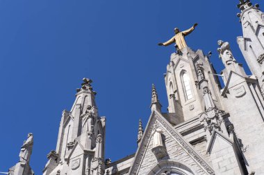 Barcelona 'daki Collserola doğal parkında Tibidabo Dağı' ndaki İsa 'nın Kutsal Kalbi Tapınağı.