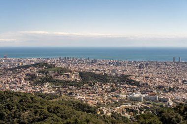 Barcelona şehrinin panoramik manzarası Collserola doğal parkındaki Tibidabo dağından