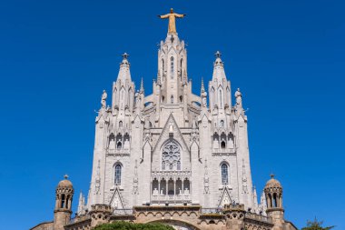 Barcelona 'daki Collserola doğal parkında Tibidabo Dağı' ndaki İsa 'nın Kutsal Kalbi Tapınağı.