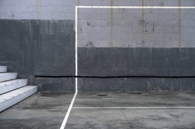 Yerdeki çizgiler bir spor sahasını işaret ediyor