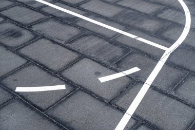 Yerdeki çizgiler bir spor sahasını işaret ediyor