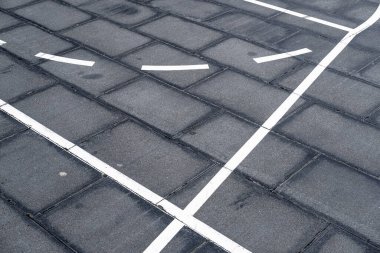 Yerdeki çizgiler bir spor sahasını işaret ediyor