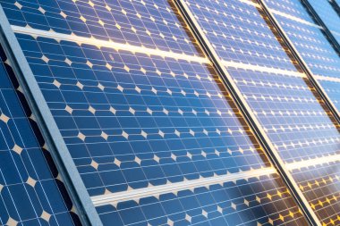 İspanya 'da Katalonya kırsal kesiminde güneş panelleri