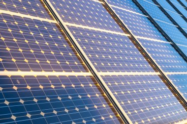 İspanya 'da Katalonya kırsal kesiminde güneş panelleri