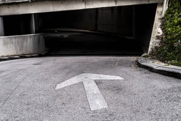 Panneau Signalisation Avec Une Flèche Dans Une Rue — Photo