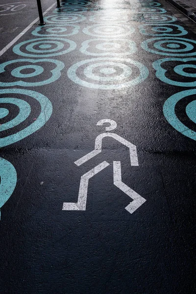 People Crossing Road Sign City White Line Shadow — Stock fotografie