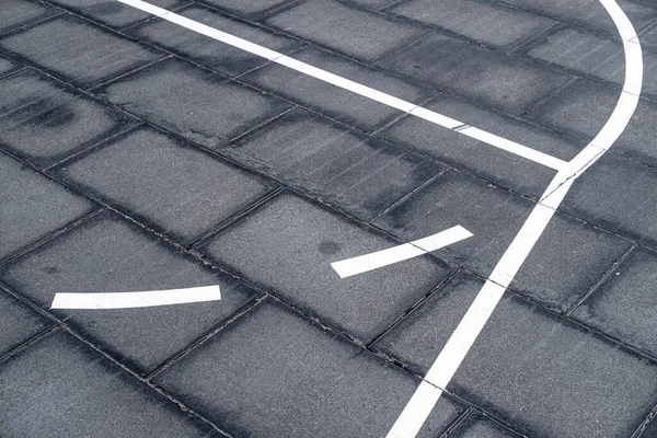 Yerdeki çizgiler bir spor sahasını işaret ediyor