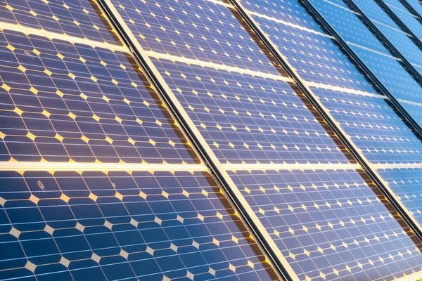 İspanya 'da Katalonya kırsal kesiminde güneş panelleri