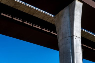 Otoyoldaki yüksek bir köprünün ayrıntıları