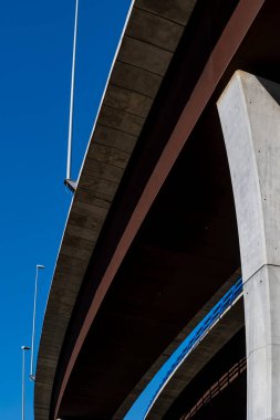 Otoyoldaki yüksek bir köprünün ayrıntıları