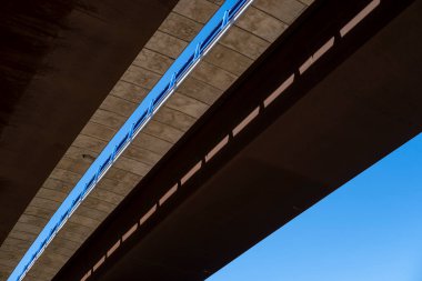 Otoyoldaki yüksek bir köprünün ayrıntıları