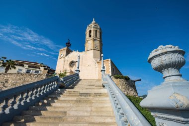 Sant Bartomeu i Santa Tecla Kilisesi Sitges 'in ana plajında yer almaktadır ve Katalan kıyısındaki en ilginç turistik bölgelerden biridir.
