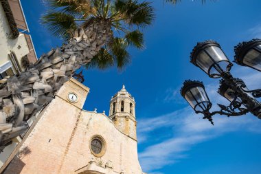 Sant Bartomeu i Santa Tecla Kilisesi Sitges 'in ana plajında yer almaktadır ve Katalan kıyısındaki en ilginç turistik bölgelerden biridir.