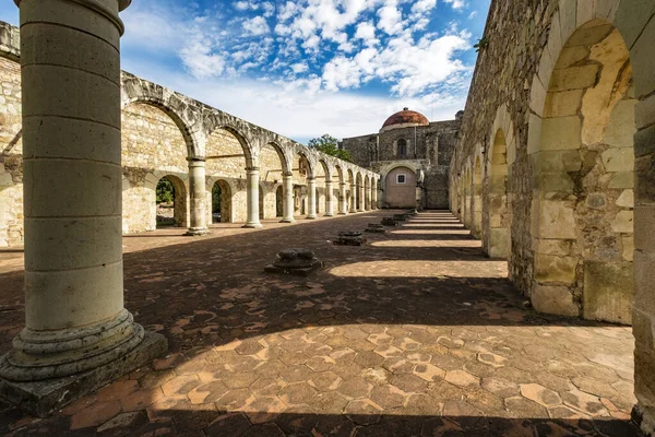 16世紀のキリパン修道院の石造りのアーチ 旧サンチャゴ修道院 キリアパン ゲレロ メキシコオアハカ近郊 — ストック写真